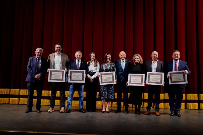 Ayuntamiento, Diputación y Junta reciben el Indalo de Oro de la Confederación de Teatro y Carnaval de Andalucía