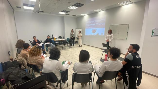 El Hospital Poniente imparte nuevas sesiones de la Escuela de Pacientes de Cáncer de Mama