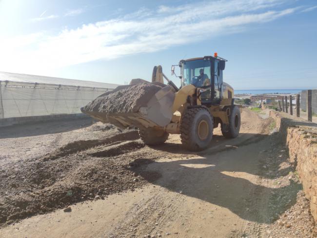 El Ayuntamiento de Adra acomete trabajos de arreglo y nivelado de caminos rurales