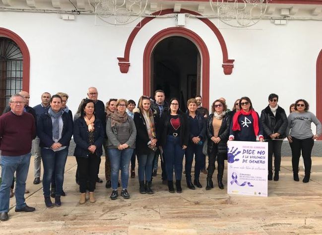 Minuto de silencio en Cuevas por las víctimas de la violencia de género