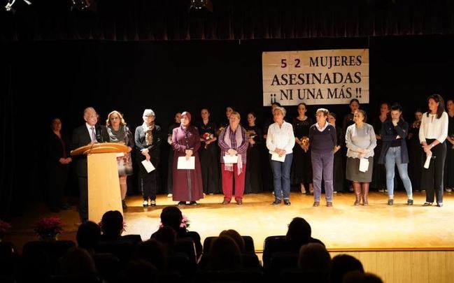 Roquetas vuelve a alzar su voz contra la violencia hacia la mujer