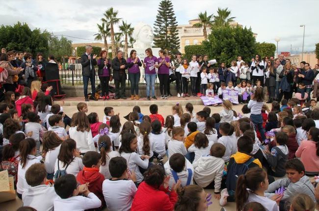 Un millar de escolares de Benahadux sale a la calle contra la violencia de género