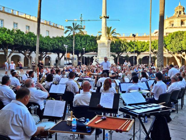 La Banda Municipal vuelve a cosechar otro gran éxito en la Plaza Vieja
 