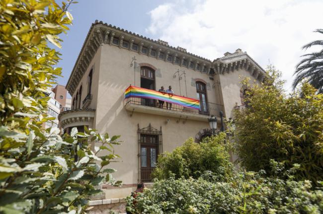 El Ayuntamiento alcalde coloca la bandera arcoiris por el Orgullo LGBTI