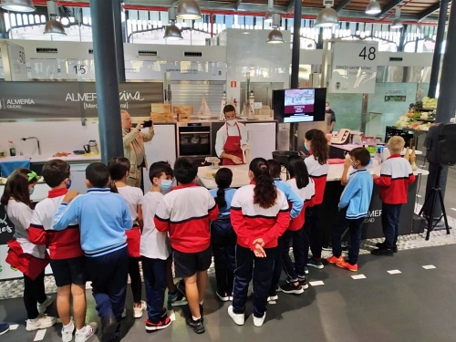 Showcooking de comida saludable para escolares en el Mercado Central