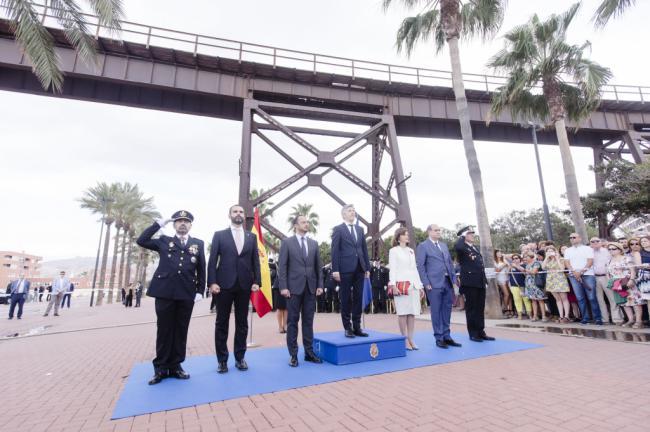 El ministro Grande-Marlaska distingue al alcalde de Almería por la acogida del Día de la Policía