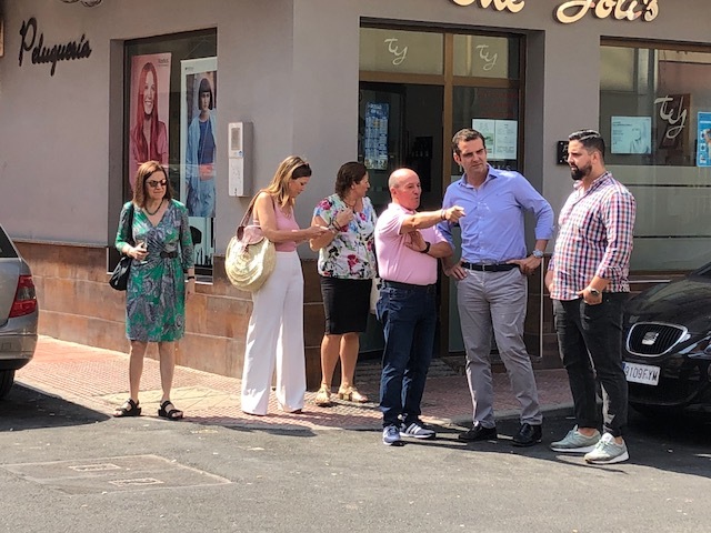 El alcalde visita El Zapillo tras las obras de mejora de pavimentación y acerado en siete calles