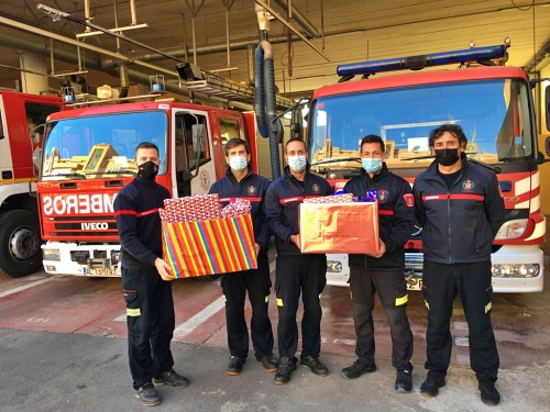 Bomberos de Almería acercan regalos a los menores ingresados en Torrecárdenas