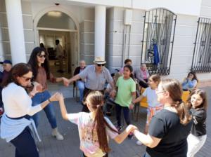 Dalías promueve el desarrollo integral con una iniciativa de lectura intergeneracional