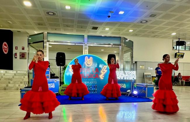 El Aeropuerto de Almería se llena de música y danza