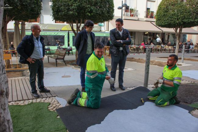 El Ayuntamiento coloca césped artificial en Marqués de Heredia