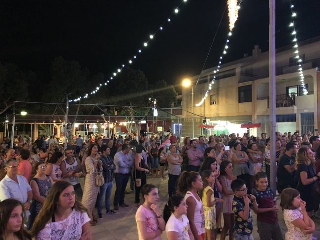 San Vicente inicia sus fiestas con el reconocimiento a dos matrimonios del barrio