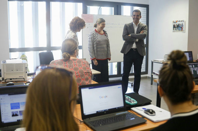 El alcalde anuncia más servicios a las 12.000 usuarias de los Centros de la Mujer