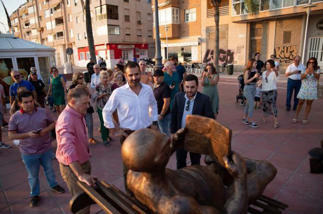 ‘La Tumbona’, de Manuel Domínguez, se suma al paisaje artístico del Paseo Marítimo de Almería