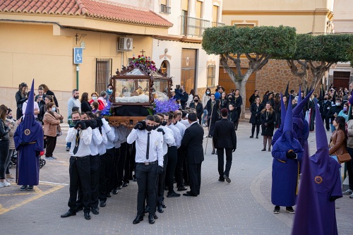 El Santo Entierro enmudece las calles de Adra este Viernes Santo