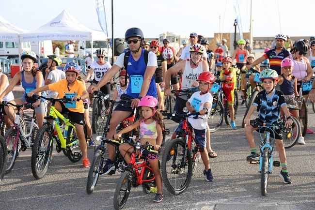 Almerimar reúne a niños y mayores en torno al ‘Día de la Bicicleta’