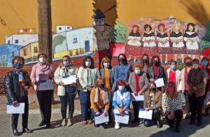 Mujeres de Huécija pintan un mural con tradiciones en los Talleres ‘Carmen de Burgos’ 