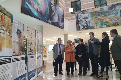 Aránzazu Martín inaugura una exposición de Manos Unidas sobre “crisis medioambiental”