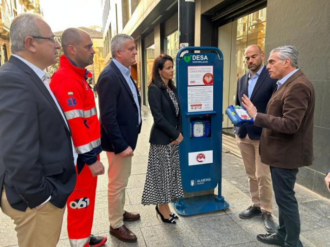 Almería cuenta con su primer tótem urbano equipado con desfibrilador