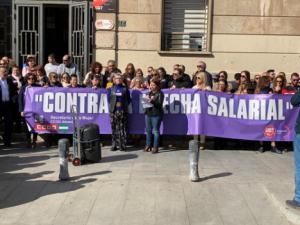 UGT y CCOO se concentran por la igualdad salarial entre mujeres y hombres