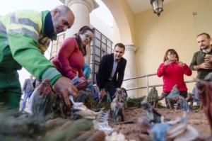 Jóvenes con Síndrome de Down montan con el alcalde el Belén en el Preventorio