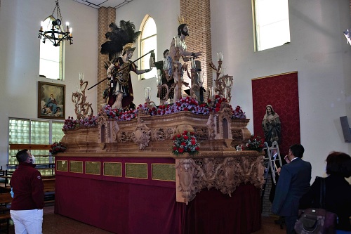 El alcalde asiste a la salida en cofradía de Unidad desde la iglesia de San Ignacio de Loyola