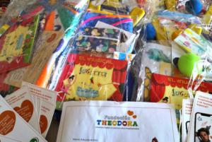 Los doctores sonrisa de la fundación Theodora reparten regalos en el hospital “La Inmaculada”