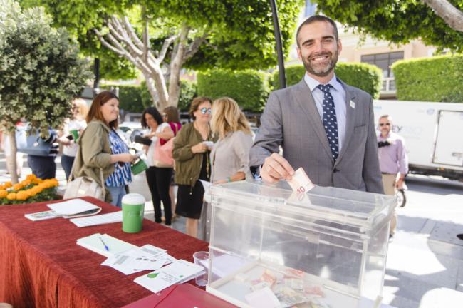 El alcalde participa en la tradicional cuestación anual contra el cáncer