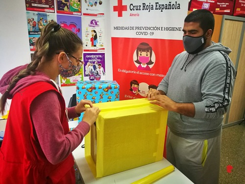 Cruz Roja Juventud recoge casi 1.000 juguetes para más de 900 niños de Almería