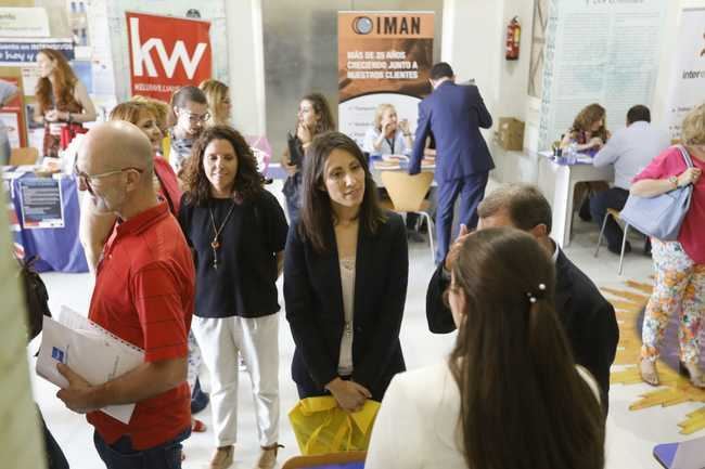 Más de 200 jóvenes se dan cita en la Feria de Empleo impulsada por Diputación, Cámara y Vera