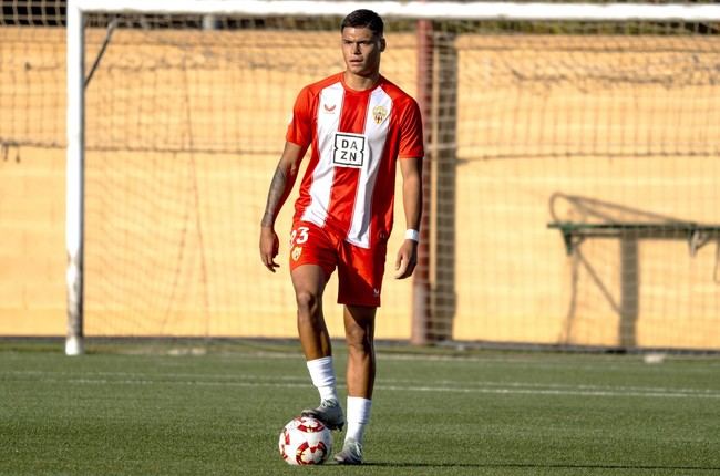 Pedro Fidel hace historia con su debut en el Almería B