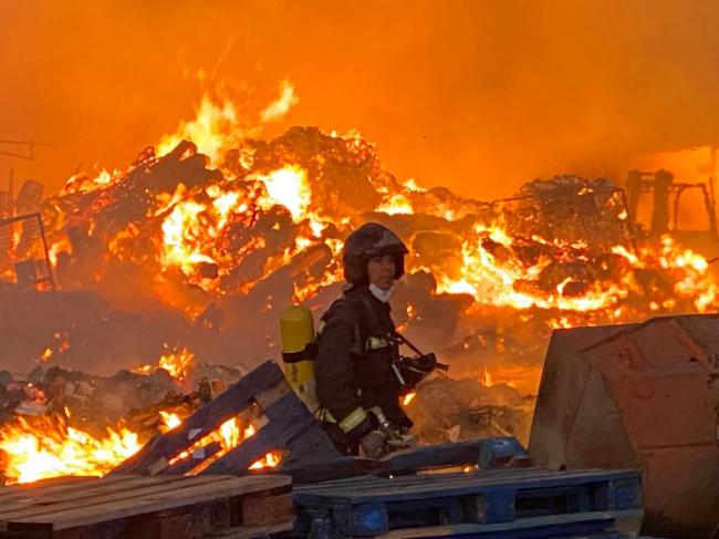 Bomberos de Almería dan por controlado el incendio de 'Reciclajes Lunimar'