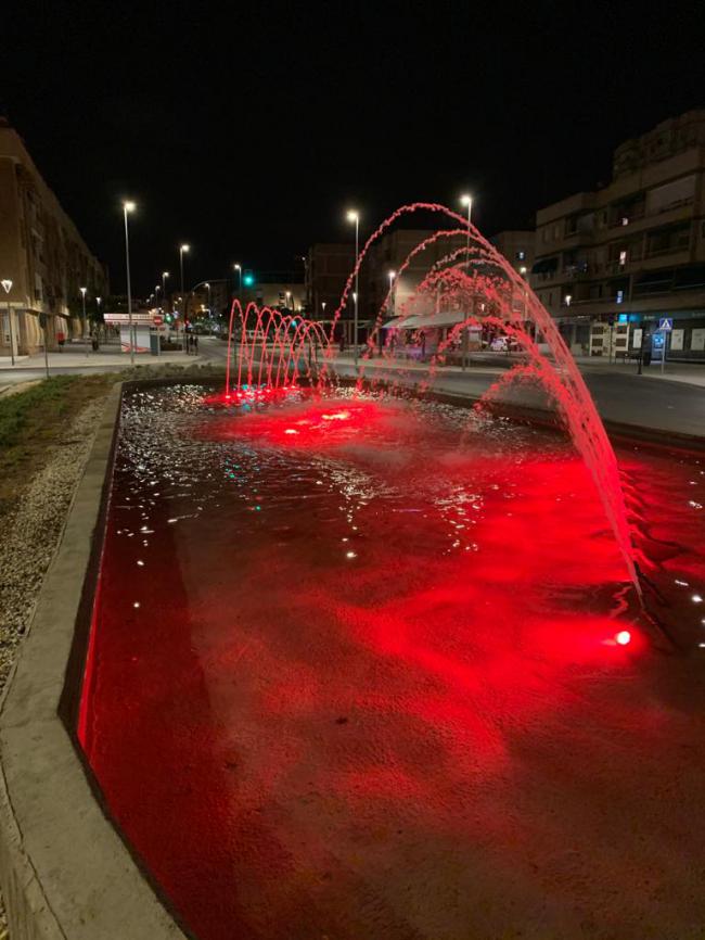 Almería se tiñe de rojo para concienciar sobre la distrofia muscular de Duchenne