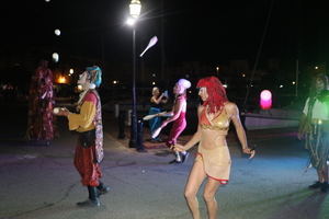 Un gran pasacalles de acrobacias, luces y telas inauguró la gran ‘Noche en Vela’ de Almerimar