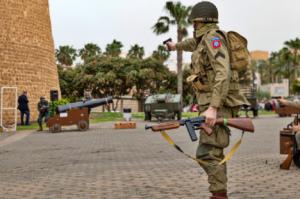 Cientos de personas en Roquetas de Mar asisten en larecreación de una batalla de la II Guerra Mundial