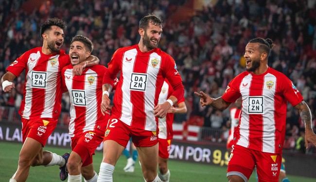 Almería arrasa y se coloca segundo en la tabla