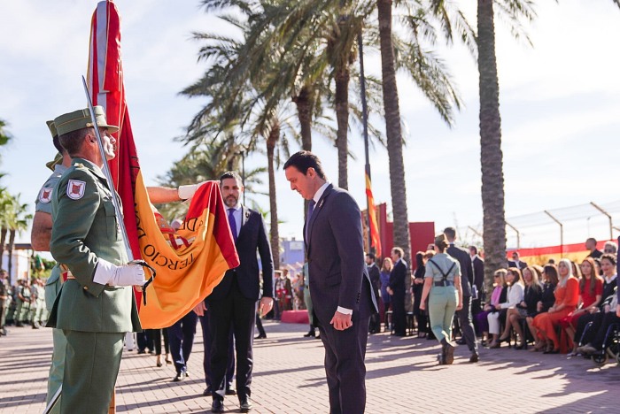 El presidente de la Diputación jura bandera en un acto de la Legión