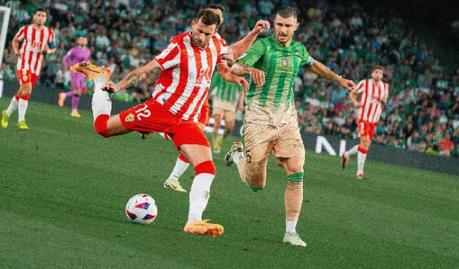 El Betis aprovecha los errores defensivos del Almería para llevarse la victoria