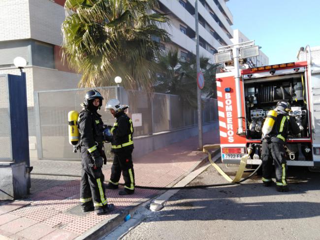 Los Bomberos evacuan a tres vecinos que pretendían sacar sus vehículos tras un incendio de un inmueble en Villablanca