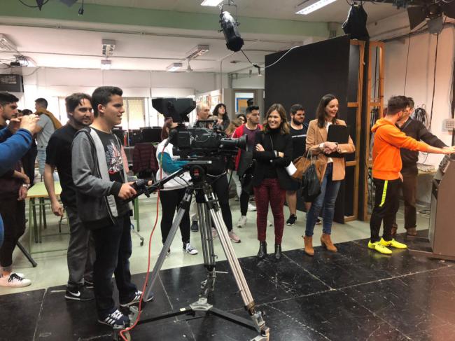 La televisión municipal cede equipamiento para formación de alumnos del IES Albaida