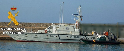 La Guardia Civil auxilia a cuatro personas en una embarcación abatida contra el rompiente del puerto de Garrucha