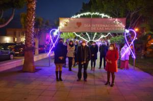 Vícar Abre el Día De La Mujer Con Una Exposición Bajo Un Gran Arco Morado