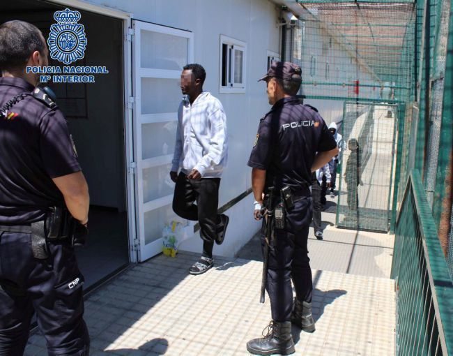 Tres detenidos por cobrar 7.000 euros a 14 inmigrantes por cruzarlos en patera