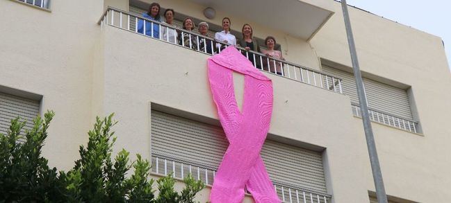 Lazo rosa contra el cáncer de mama en el Centro de la Mujer de El Ejido