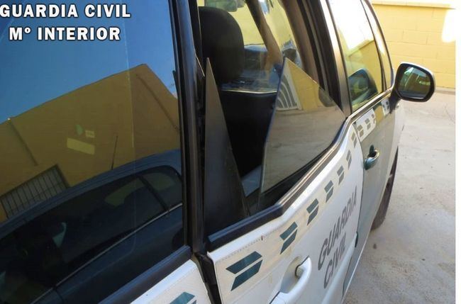 Destroza un coche de la Guardia Civil tras ser detenido en Vícar