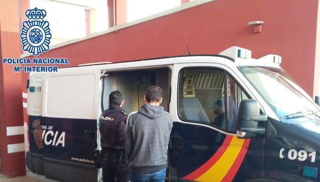 Sacan armas de fuego para entrar en una discoteca de Almería