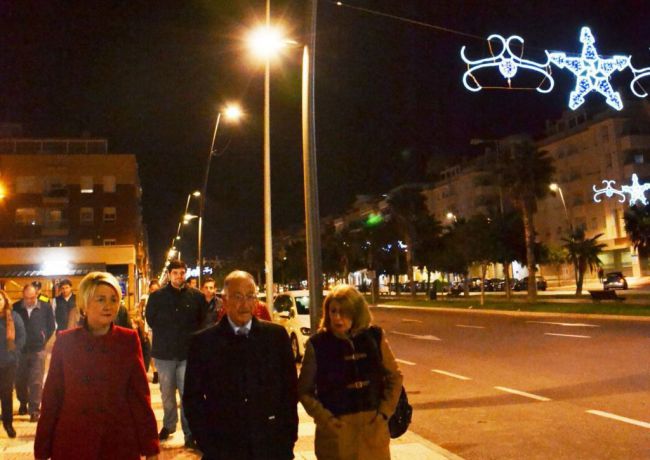 La Avenida Reino de España de Roquetas estrena más de 70 luminarias