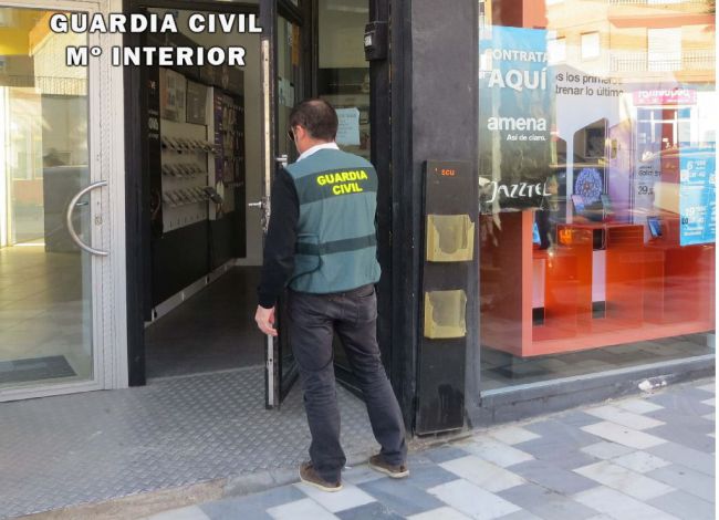 Un detenido y seis investigados por robar móviles para su reventa