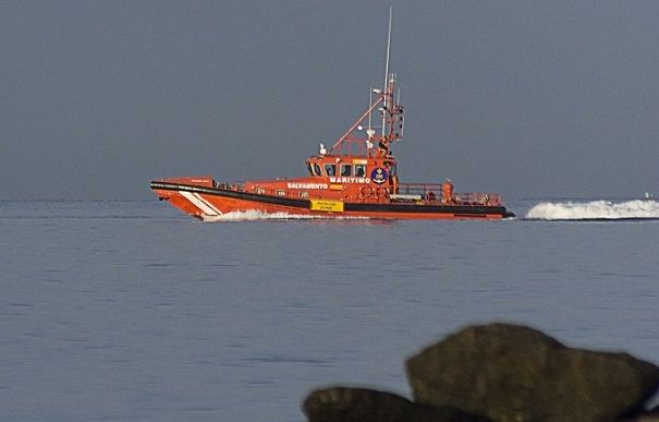 53 subsaharianos rescatados de una patera en aguas de Alborán