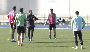 El Almería trabaja a puerta cerrada en el Estadio de los Juegos Mediterráneos